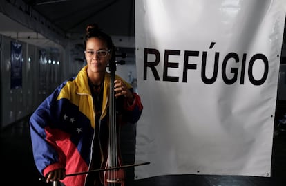 La venezolana Dulce posa con el instrumento que se llevó consigo, después de obtener el estatus de refugiada a través del Alto Comisionado para los Refugiados de las Naciones Unidas (ACNUR) en la frontera de Pacaraima, el 9 de agosto.