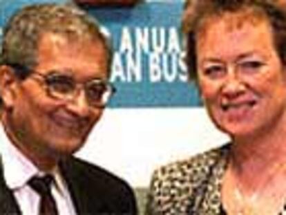El Nobel Amartya Sen con la presidente de EBEN, Heidi von Weltzien, ayer en Valencia.