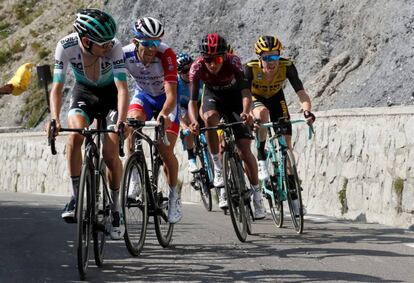 Egan Bernal, tercero por la izquierda, en el momento clave del Tourmalet.