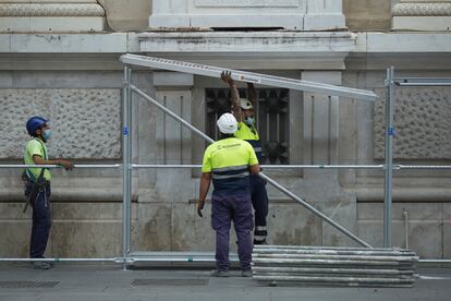 Varios operarios montan un andamio en un edificio del centro de Sevilla, el pasado septiembre.
