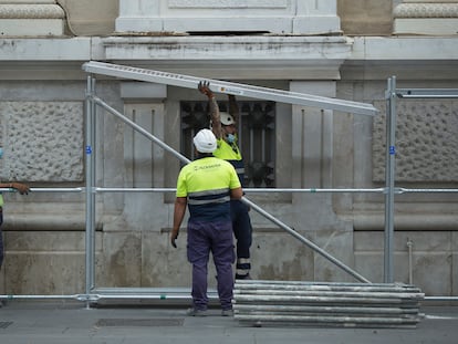 Varios operarios montan un andamio en un edificio del centro de Sevilla, el pasado septiembre.