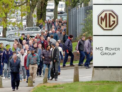 Trabajadores de la planta de MG Rover de Longbridge, en Birmingham, tras una asamblea.