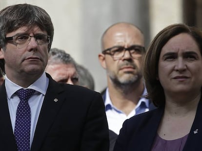 Ada Colau junto a Carles Puigdemont en la concentraci&oacute;n en protesta por el encarcelamiento de Jordi S&aacute;nchez y Jordi Cuixart.