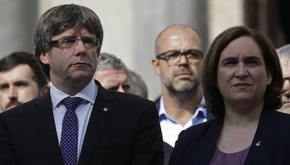 Ada Colau junto a Carles Puigdemont en la concentraci&oacute;n en protesta por el encarcelamiento de Jordi S&aacute;nchez y Jordi Cuixart.