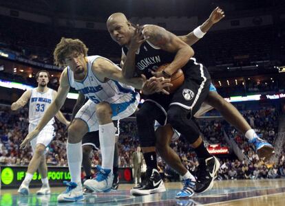 Robin Lopez lucha por el balón con Roger Mason.