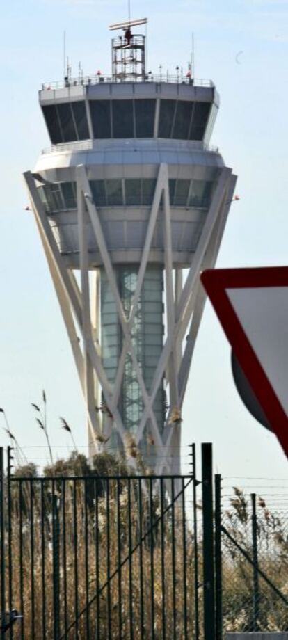 Imagen de archivo de la torre de control en el aeropuerto de El Prat de Barcelona.