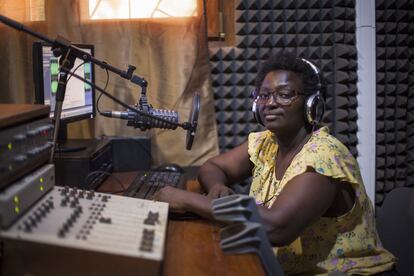 Ivone Gomes, en la imagen en el estudio de Radio Sol Mansi donde tiene un programa semanal para animar a las personas enfermas, asegura que “si tuviera que dar un consejo a otra persona con diversidad funcional, empezaría por la familia porque muchas veces son ellas quienes apartan al discapacitado. Son los parientes quienes deben entender primero que nadie que son personas igual que el resto y darles oportunidades y sobre todo dignidad”.