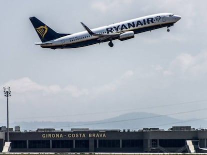 Un avión de Ryanair despega del aeropuerto de Girona.