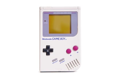 Este dispositivo de Nintendo marcó un antes y un después en la historia del juego popular. Cuando se lanzó en 1990 llegó a vender 200 millones de unidades, revolucionando para siempre la industria de los videojuegos. Gracias a las pilas, los jóvenes ya no tenían que quedarse en casa para jugar delante de una pantalla: la Game Boy se podía transportar. La primera versión tenía una pantalla en blanco y negro con cartuchos en forma cuadrada que se cargaban en la parte posterior. Después, aparecieron versiones de colores y más ligeras, pero en nuestro recuerdo siempre quedará la Game Boy gris en la que se jugaban partidas interminables del Super Mario o el Tetris. Y sí, la Game Boy fue la precursora del fenómeno actual de Pokémon Go.