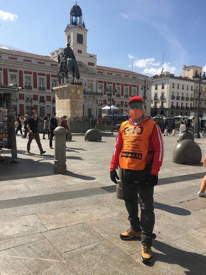 El dominicano Fredy, durante su jornada laboral en Sol.