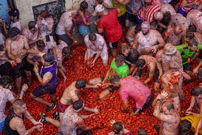 130 toneladas de tomate tipo pera, maduro, para reducir la violencia del impacto, se han lanzado. Por primera vez en muchos años, la presencia de visitantes españoles supera a la de extranjeros.