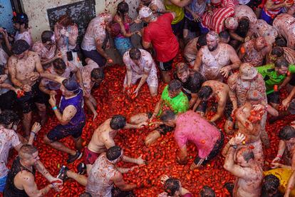 130 toneladas de tomate tipo pera, maduro, para reducir la violencia del impacto, se han lanzado. Por primera vez en muchos años, la presencia de visitantes españoles supera a la de extranjeros.