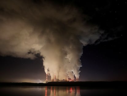 Columnas de humo saliendo de la central eléctrica de Belchatow (Polonia), la mayor de carbón de la UE.
