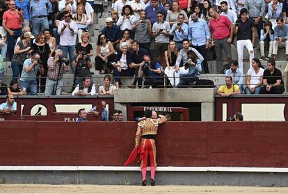 Brindis de Gonzalo Caballero al cirujano jefe de Las Ventas la tarde de su cogida el pasado sábado.