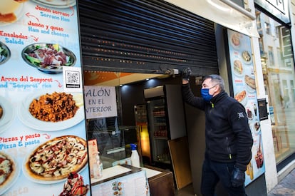 El encargado de un bar del centro de Valencia cierra las puertas, el martes.