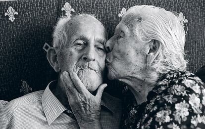 Lope y Ramona, el matrimonio de ancianos protagonista del inicio de este reportaje. Él, 100 años; ella, 96. Cuando se le pregunta a Lope cuál cree que es la razón por la que ha vivido más años que el resto, responde que no lo sabe.