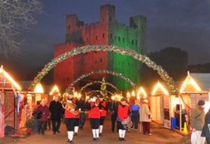 La ciudad de Rochester, al sureste de Inglaterra, durante el Festival Navideño de Dickens.