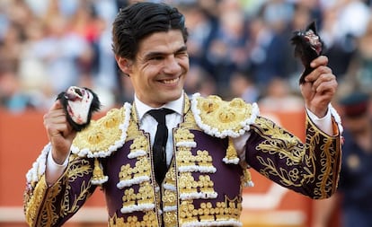 Pablo Aguado, tras cortar sus primeras dos orejas de la tarde, en La Maestranza de Sevilla.