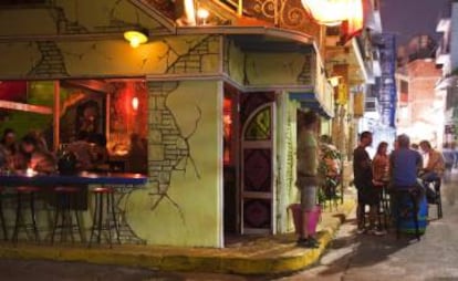 Terraza del bar Fidelio, en el barrio ateniense de Psiri.