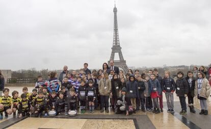 El príncipe y la duquesa, durante un acto con menores, con la Torre Eiffel al fondo.