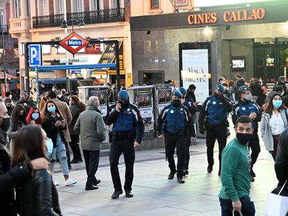 Varios policías municipales patrullan la plaza del Callao de Madrid, este domingo.
