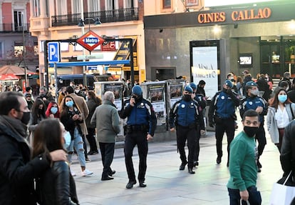 Varios policías municipales patrullan la plaza del Callao de Madrid, este domingo.