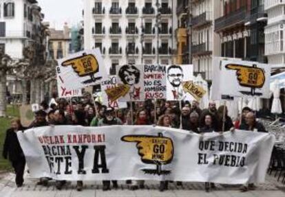 Miles de personas durante la manifestación que han llevado a cabo hoy en Pamplona, convocadas por diversos organismos populares, para pedir la dimisión de la presidenta del Gobierno Foral, Yolanda Barcina, por el caso Caja Navarra (CAN). La manifestación, que ha sido apoyada por los sindicatos ELA, LAB, ESK, CGT, STEE-EILAS, EHNE e HIRU, ha partido a del Parque Antoniutti de Pamplona precedida de una pancarta en la que podía leerse "Barcina vete ya. Que decida el pueblo".