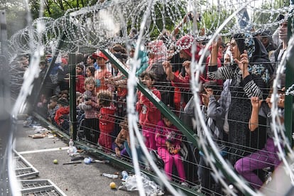 Refugiados en el lado serbio de la frontera con Hungría, en septiembre de 2015.