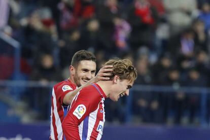 El delantero francés del Atlético de Madrid Antoine Griezmann (d) recibe la felicitación de su compañero, el centrocampista Koke Resurección (i), tras marcar el primer gol frente al Eibar, durante el partido de ida de cuartos de final de la Copa del Rey que se juega en el estadio Vicente Calderón de Madrid.