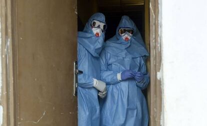 Dos médicos vestidos con trajes de aislamiento, en el Hospital de Enseñanza Especialista de Irrua, en Nigeria.