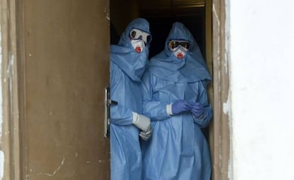 Dos médicos vestidos con trajes de aislamiento, en el Hospital de Enseñanza Especialista de Irrua, en Nigeria.