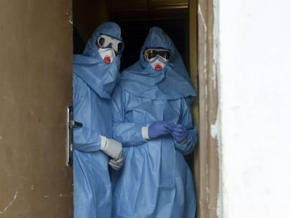 Dos médicos vestidos con trajes de aislamiento, en el Hospital de Enseñanza Especialista de Irrua, en Nigeria.