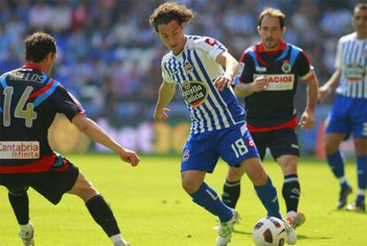 Guardado controla el esférico ante la presencia de dos jugadores del Racing.
