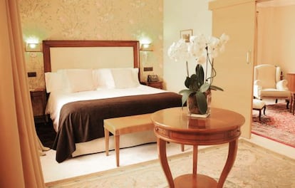 Habitación del hotel Los Cinco Enebros, en Robledo de Chavela (Madrid).