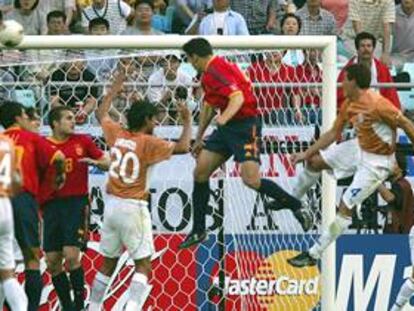 Morientes remata de cabeza el primer gol de la selección española.