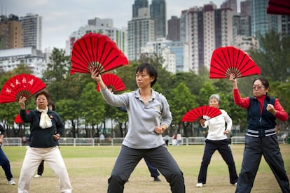 O tai chi é uma ginástica de movimentos coordenados, muito lentos e precisos, que ajuda os idosos a se manterem em forma e saudáveis. Em Hong Kong, apontam essa prática como o principal motivo para a expectativa de vida mais alta do planeta: 83,5 anos. Também ajuda uma dieta equilibrada, com abundância de alimentos preparados ao vapor e chá. Na imagem, um grupo de idosos faz exercícios de tai chi no Victoria Park, Hong Kong.