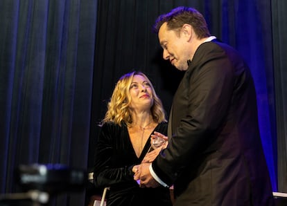 Elon Musk, director ejecutivo de Tesla y amigo y consejero de Donald Trump, entrega un premio a Giorgia Meloni, presidenta del Consejo de Ministros de Italia, durante la cena de los Global Citizen Awards, el lunes 23 de septiembre de 2024, en Nueva York.