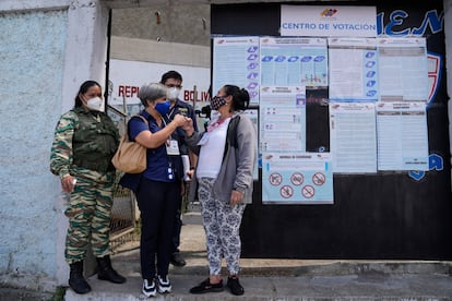 Isabel Santos, jefa de la misión de observación electoral de la Unión Europea en Venezuela saluda a una mujer en la puerta de un centro de votación.