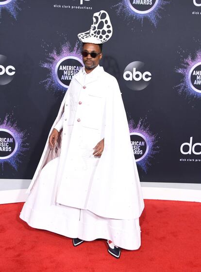 El traje con capa que llevó Billy Porter a los American Music Awards en noviembre de 2019 estaba diseñado por Thom Browne.