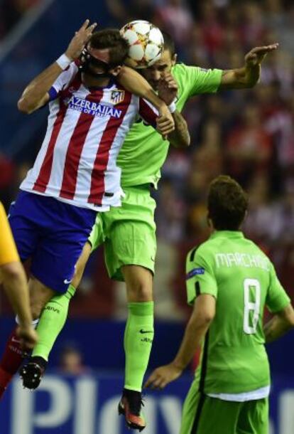 Mandzukic lucha con Bonucci.