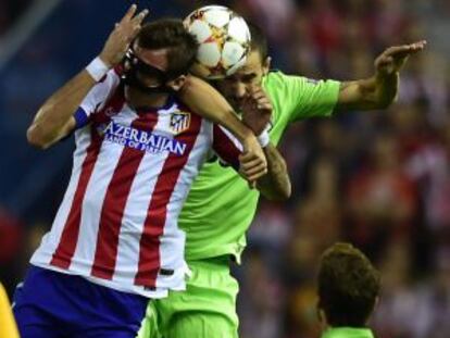 Mandzukic lucha con Bonucci.