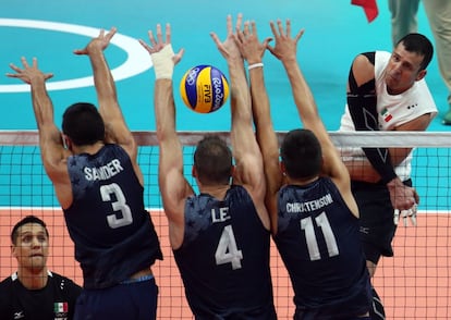 Carlos Guerra de México lanza el balón contra los jugadores de voleibol del equipo de Estados Unidos, en un partido del Grupo A en el estadio Maracanãzinho.