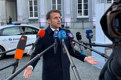 El presidente francés, Emmanuel Macron, atiende a los medios, este lunes en Bruselas.