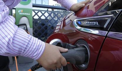 Un usuario de coche el&eacute;ctrico recargando su bater&iacute;a.