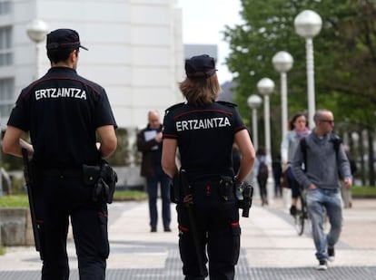 Una pareja de agentes de la Ertzaintza patrulla en San Sebastián.