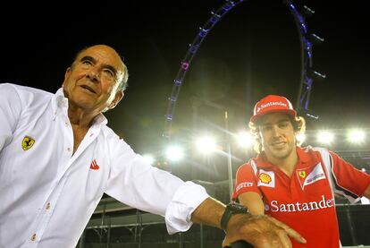 Emilio Botín (izquierda), con Fernando Alonso, después de inspeccionar el circuito de Singapur en bicicleta la noche del martes.