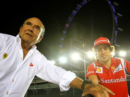 Emilio Botín (izquierda), con Fernando Alonso, después de inspeccionar el circuito de Singapur en bicicleta la noche del martes.