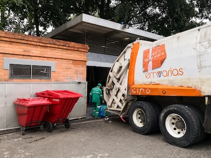 Un camión y un trabajador en un centro de recolección de basura en Medellín (Colombia).