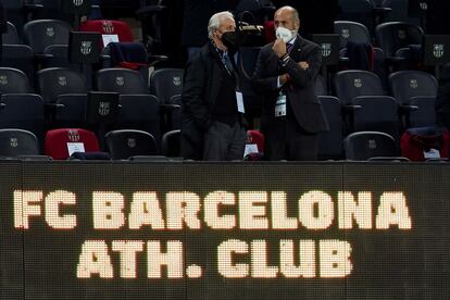 Tusquets y Elizegi en el palco del Camp Nou.