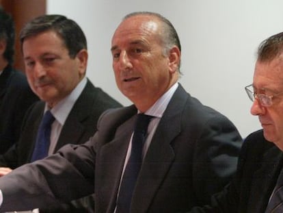 Rafael Aznar, expresidente del puerto de Valencia, en el centro.